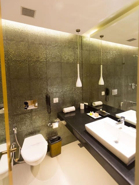 Superior Room | Bathroom | Shower, rainfall showerhead, free toiletries, hair dryer