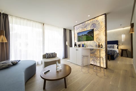 Junior Suite (JSX1) | Living area | 32-inch flat-screen TV with satellite channels, TV