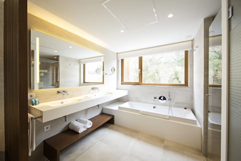 Junior Suite (JSX1) | Bathroom | Shower, eco-friendly toiletries, hair dryer, slippers