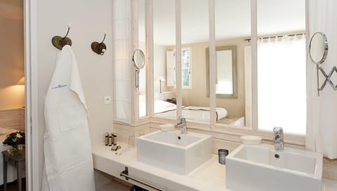 Junior Suite for 2 | Bathroom | Free toiletries, hair dryer, towels