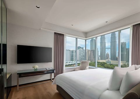 Suite, 1 King Bed (Twin Towers View) | Hypo-allergenic bedding, down comforters, minibar, in-room safe