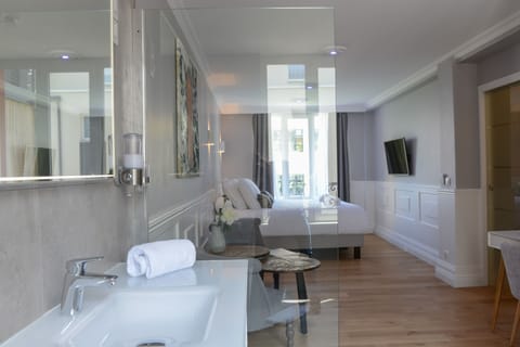 Superior Suite, 1 Bedroom, Balnéo Bath | Premium bedding, in-room safe, individually decorated