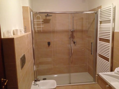 Shower, free toiletries, hair dryer, bidet