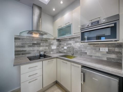 Fridge, stovetop, coffee/tea maker, electric kettle