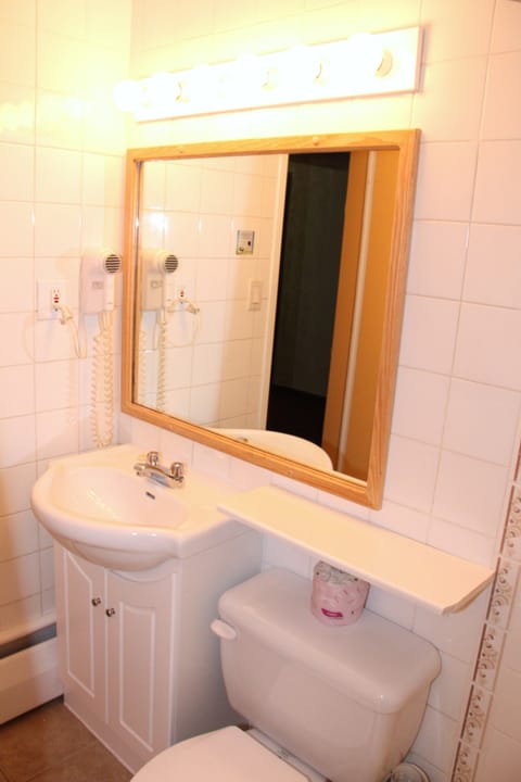 Standard Room, 1 Queen Bed | Bathroom | Combined shower/tub, free toiletries, hair dryer, towels