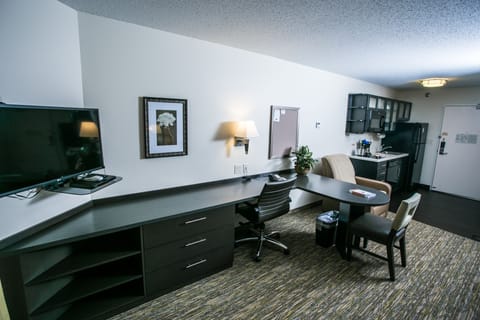 Studio Suite, 2 Queen Beds | In-room business center