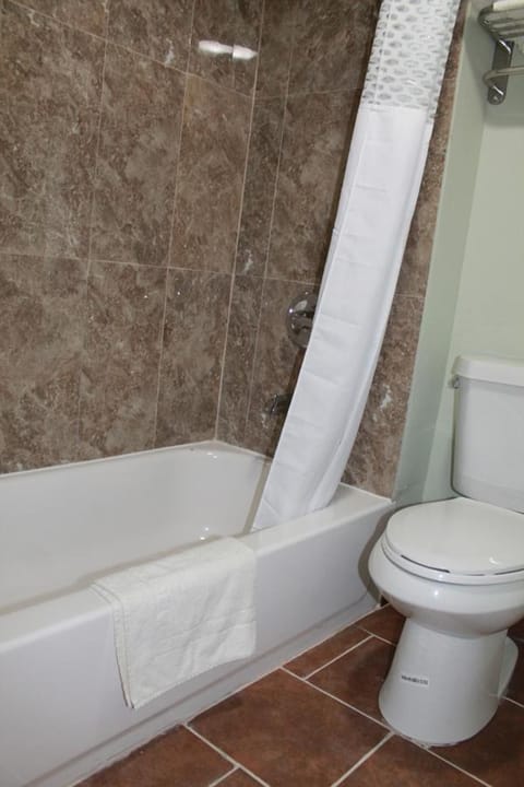 Combined shower/tub, rainfall showerhead, free toiletries, towels