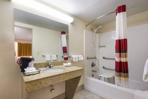 Combined shower/tub, deep soaking tub, free toiletries, towels