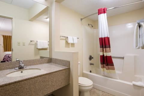 Combined shower/tub, deep soaking tub, free toiletries, towels