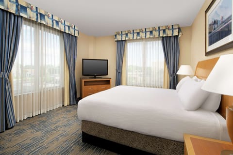 Junior Suite, 1 King Bed, Accessible | In-room safe, desk, iron/ironing board, free cribs/infant beds