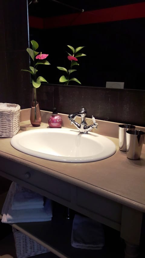 Junior Suite, 1 Bedroom, Garden View | Bathroom | Free toiletries, hair dryer, towels, soap