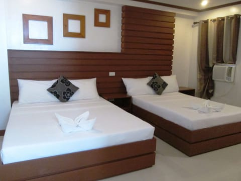 Deluxe Triple Room | Desk, free WiFi, bed sheets