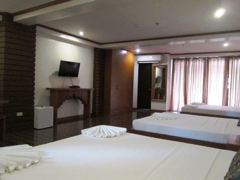 Family Room | Desk, free WiFi, bed sheets