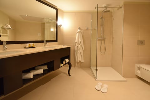 Suite, Sea View | Bathroom | Separate tub and shower, free toiletries, hair dryer, bathrobes