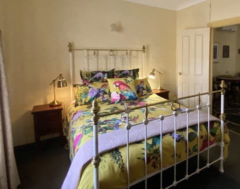 Classic Cottage | Iron/ironing board, free WiFi, bed sheets