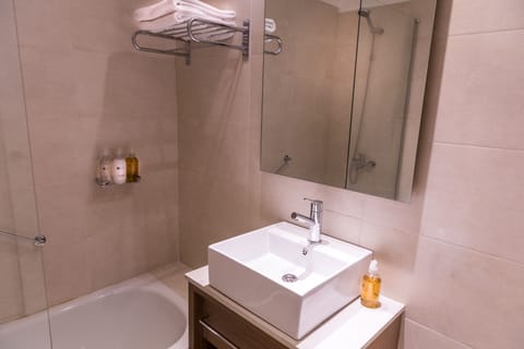 Combined shower/tub, free toiletries, hair dryer, towels