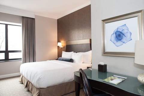 Deluxe Room, 1 King Bed | Premium bedding, in-room safe, desk, laptop workspace