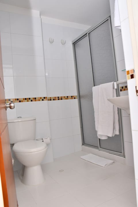 Standard Room | Bathroom | Shower, hair dryer, towels