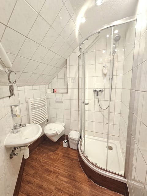 Economy Triple Room | Bathroom | Hair dryer, towels