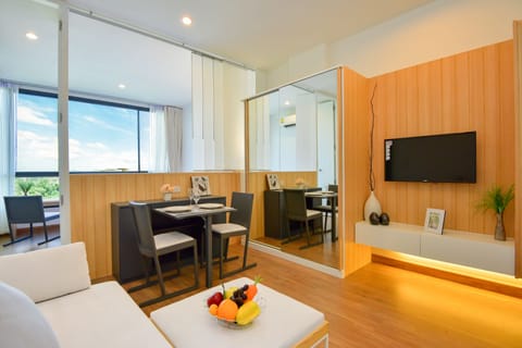 Studio Suite | Living room | Flat-screen TV