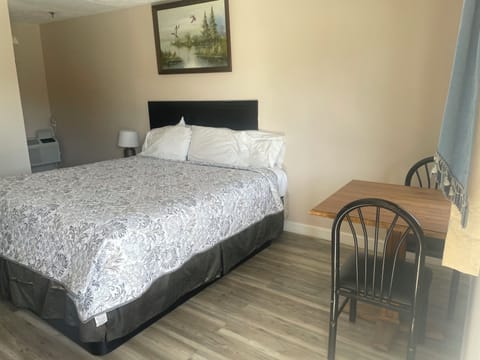 Room, 1 King Bed | Free WiFi, bed sheets