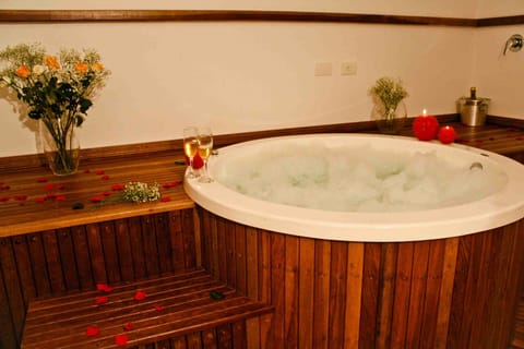 Romantic Suite | Jetted tub