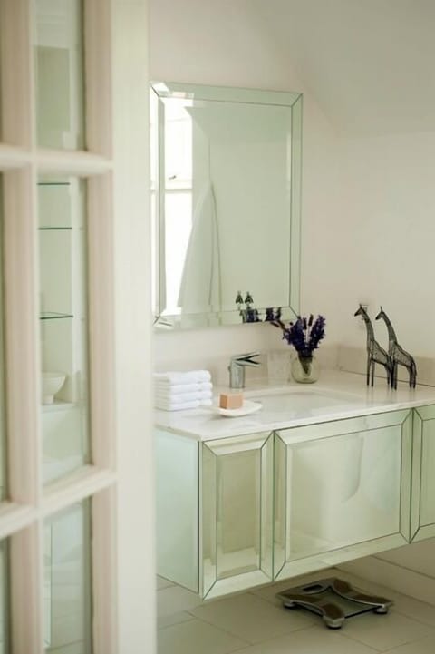 Luxurious Suite Rose Room | Bathroom sink