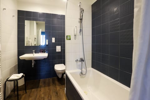 Family Room (5 people) | Bathroom | Combined shower/tub, free toiletries, hair dryer, towels