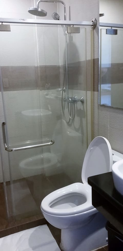 Deluxe Double Room | Bathroom | Shower, bidet, towels