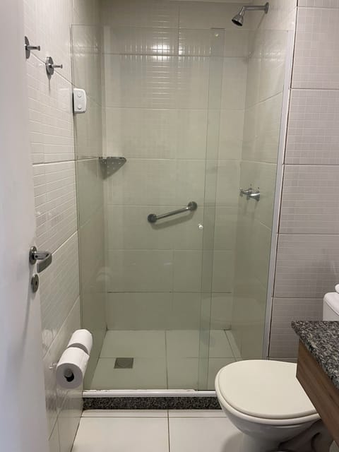 Shower, rainfall showerhead, free toiletries, hair dryer