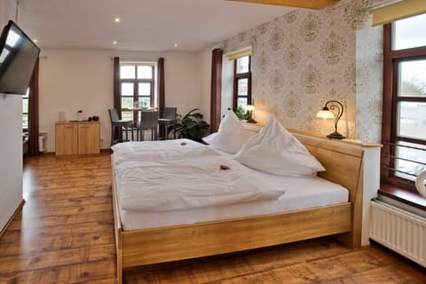 Premium bedding, pillowtop beds, desk, free cribs/infant beds