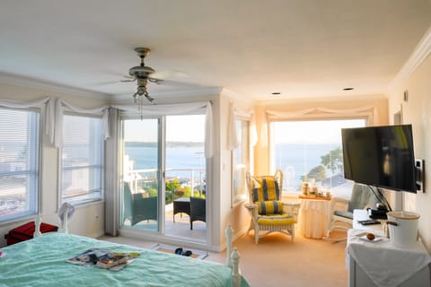 Suite, 1 King Bed, Jetted Tub, Sea View | Living area | 60-inch Smart TV with cable channels, TV, Netflix