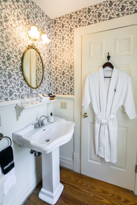 Havilah Room | Bathroom | Designer toiletries, hair dryer, bathrobes, towels