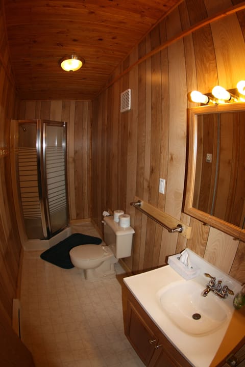 Deluxe Cabin, 4 Bedrooms, Lake View (Cabin 8) | Bathroom | Towels, soap, shampoo, toilet paper