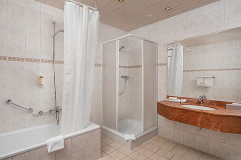 Family Suite | Bathroom | Free toiletries, hair dryer, bathrobes, slippers