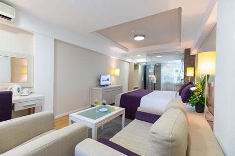 Premier Room, 1 King Bed | Premium bedding, minibar, desk, blackout drapes