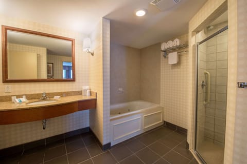 Room | Bathroom | Shower, free toiletries, hair dryer, towels