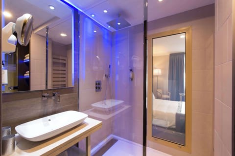 Free toiletries, hair dryer, bathrobes, towels