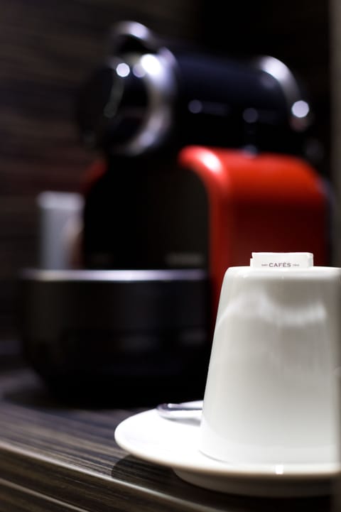 Junior Suite, 1 Queen Bed, Non Smoking | Coffee and/or coffee maker