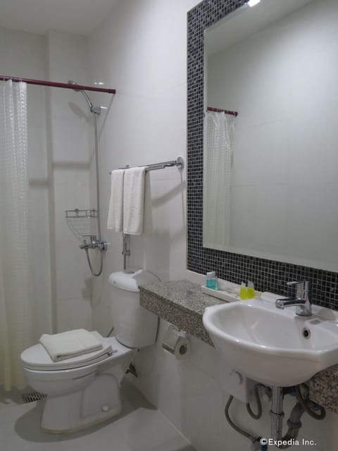 Deluxe Queen Room | Bathroom | Shower, free toiletries, bathrobes, slippers