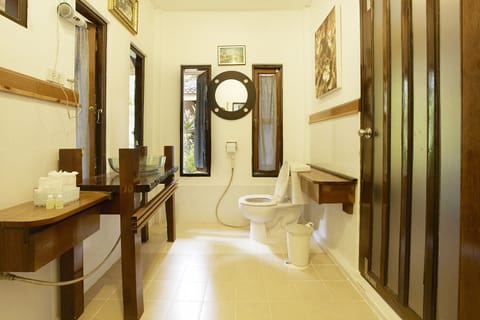 Deluxe Beach Front  | Bathroom | Shower, free toiletries, hair dryer, bathrobes