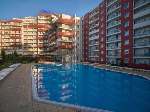 Seasonal outdoor pool, pool umbrellas, sun loungers