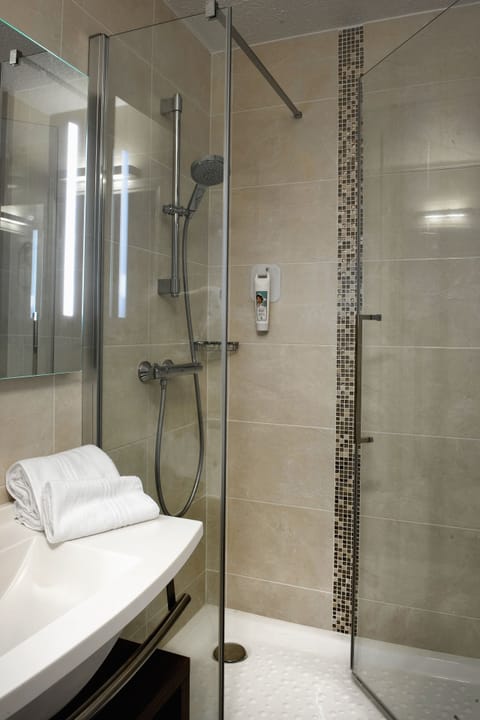 Standard Room, 1 Double Bed | Bathroom | Shower, eco-friendly toiletries, hair dryer, towels