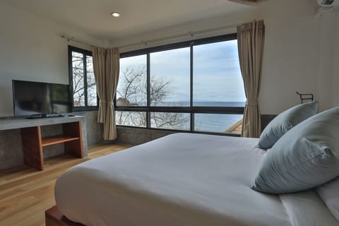 Standard Seaview Room- Double Bed | 1 bedroom, minibar, in-room safe, desk