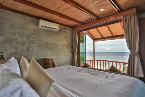 Deluxe Room, 1 King Bed, Beach View, Beachfront | 1 bedroom, minibar, in-room safe, desk