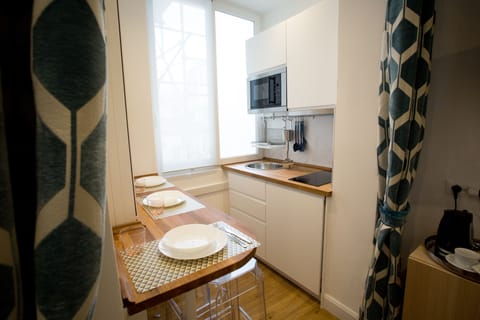 Deluxe Studio (Queen)(Via Napoli 45) | Private kitchenette | Coffee/tea maker, electric kettle, toaster, dining tables