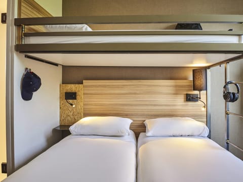 Standard Room, Multiple Beds | Desk, soundproofing, free WiFi, bed sheets