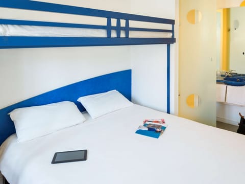 Triple Room, Multiple Beds | Desk, soundproofing, free WiFi, bed sheets