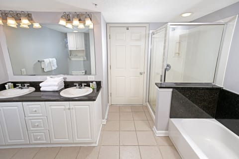 Combined shower/tub, deep soaking tub, free toiletries, towels