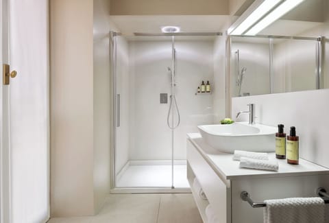 Victory Suite | Bathroom | Combined shower/tub, designer toiletries, hair dryer, towels